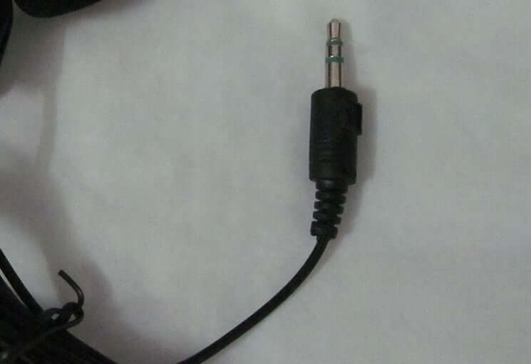 Lavalier Condenser Microphone — 3.5mm Clip-On Mic for Phone, Camera & PC